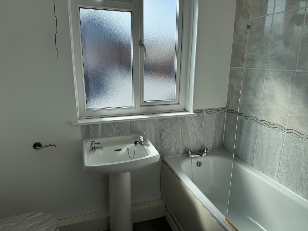 Lot: 128 - TWO-BEDROOM TOWN CENTRE FLAT FOR INVESTMENT OR OCCUPATION - The Bathroom